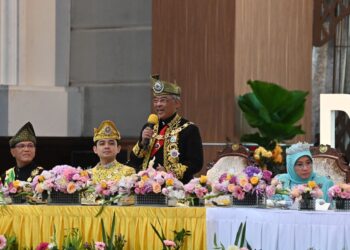 AL-SULTAN Abdullah Ri'ayatuddin Al-Mustafa Billah Shah menzahirkan rasa terharu dengan sambutan yang diberikan rakyat pada Istiadat Keberangkatan Balik Sempena Tamat Tempoh Pemerintahan Yang di-Pertuan Agong Ke-16.