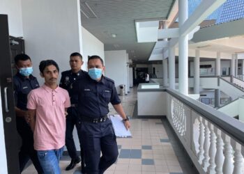 TERTUDUH warga Pakistan mengaku bersalah di Mahkamah Majistret, Ayer Keroh, Melaka atas pertuduhan menghendap seorang wanita tempatan melalui tingkap belakang rumah mangsa. - UTUSAN/MUHAMMAD SHAHIZAM TAZALI