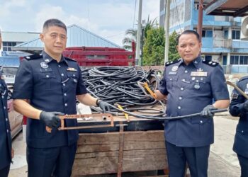 AHMAD ZAMRY Marinsah  (dua dari kanan) menunjukkan kabel yang dicuri oleh anggota Geng Sathiya yang berjaya ditahan di sekitar Segamat.