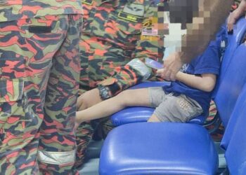 SEORANG kanak-kanak perempuan terpaksa menahan sakit kira-kira 15 minit apabila kakinya tersepit di Klinik Kesihatan Jemaluang, Mersing.