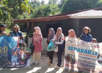 SEBAHAGIAN  jawatankuasa penganjur dan peserta Program Khidmat Masyarakat Semarak Sebati Madani 2023 bergambar  di Dewan Orang Ramai Teluk Berembang, Pulau Tuba, Pulau Langkawi, Kedah baru-baru ini. –  UTUSAN/ABD. RAZAK OSMAN