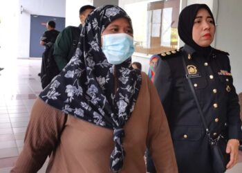 SITI Norainah Baharin hadir ke Mahkamah Majistret Seremban hari ini bagi didakwa atas pertuduhan tidak mematuhi perintah award TTPM.UTUSAN/MOHD. SHAHJEHAN MAAMIN.