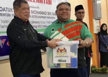 MOHAMAD Sabu (kiri) menyampaikan sumbangan kepada salah seorang penerima selepas Majlis Sentuhan Agro Madani Peringkat Negeri Kelantan 2024 di Pusat Transformasi Luar Bandar (RTC) Pejabat Lembaga Pemasaran Pertanian Persekutuan (Fama) di Tunjung, Kota Bharu, Kelantan-UTUSAN/ROSLIZA MOHAMED