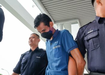 TERTUDUH didenda RM2,400 oleh Mahkamah Majistret, Ayer Keroh, Melaka selepas mengaku bersalah menyamar sebagai anggota tentera berpangkat staf sarjan dan menceroboh Rumah Panglima 3 Divisyen. - UTUSAN/SYAFEEQ AHMAD