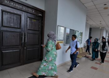 TIGA individu didenda sebanyak RM2,000 oleh Mahkamah Sesyen Seremban hari ini selepas mereka mengaku bersalah atas pertuduhan gagal mengemukakan penyata SST-02 pada Januari hingga Julai tahun lalu.-UTUSAN/MOHD. SHAHJEHAN MAAMIN.