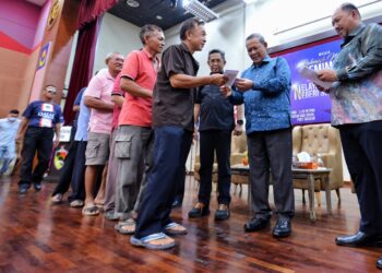 AMINUDDIN Harun ketika menyampaikan Elaun Sara Hidup Nelayan pada Majlis Rahmah Mesra Pemimpin Bersama Nelayan Negeri Sembilan di Port Dickson hari ini.-UTUSAN/MOHD. SHAHJEHAN MAAMIN.