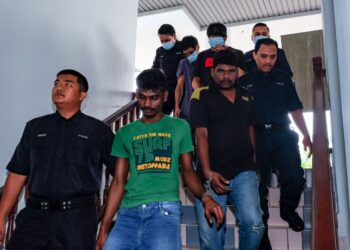 KESEMUA tertuduh didakwa di Mahkamah Majistret dan Mahkamah Sesyen, Ayer Keroh, Melaka atas 26 pertuduhan mencuri, menerima dan melupuskan kad MSAN milik TM. - UTUSAN/SYAFEEQ AHMAD