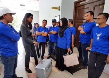 PIHAK peguam berbincang dengan ibu Baby Syifaa pada prosiding inkues kematian Baby Syifaa di Mahkamah Koroner Seremban hari ini.-UTUSAN/MOHD. SHAHJEHAN MAAMIN.