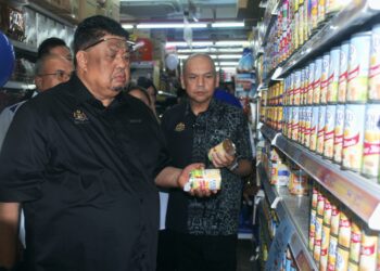 ARMIZAN Mohd. Ali bersama Ketua Menteri Melaka, Datuk Seri Ab. Rauf Yusoh (kiri) meninjau rak jualan selepas Majlis PJIR TMM 2024 di sebuah pasar raya di Masjid Tanah, Alor Gajah, Melaka. - UTUSAN/AMRAN MULUP