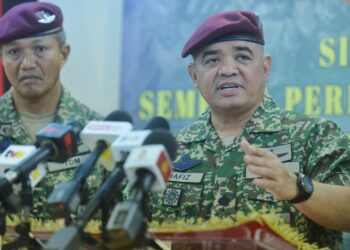 MUHAMMAD Hafizuddeain Jantan pada sidang akhbar selepas Majlis Perbarisan Tamat Latihan Perajurit Muda Lelaki Siri 198/23 di Pusat Latihan Asas Tentera Darat (Pusasda), Port Dickson, hari ini.-UTUSAN/MOHD. SHAHJEHAN MAAMIN.