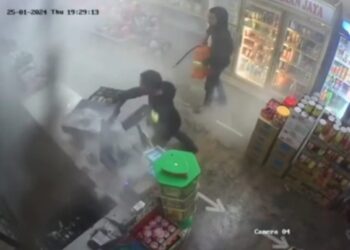 TANGKAP layar CCTV dua lelaki menyembur jurujual wanita menggunakan alat pemadam api dalam kejadian samun di sebuah kedai serbaneka di Guar Chempedak, Yan pada Khamis lalu.