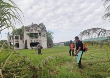 PEKERJA JKR memotong rumput membersihkan persekitaran di kawasan istana lama Raja Muda Perak di Jalan Syed Abu Bakar di Teluk Intan, Perak. - UTUSAN/AIN SAFRE BIDIN