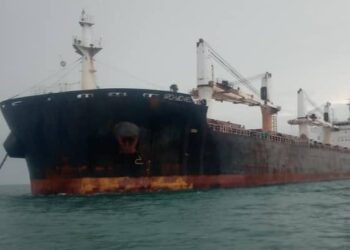 KAPAL dagang dari Majuro yang ditahan oleh Maritim Batu Pahat kerana bersauh secara haram di barat daya Tanjung Tohor perairan Batu Pahat, malam tadi.