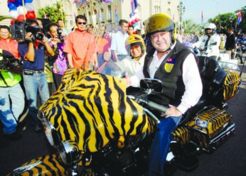 Sultan Ibrahim Sultan Iskandar bersama Abdul Ghani Othman menunjukkan tanda bagus sambil menunggang motosikal di majlis pelepasan Pelancaran Kembara Mahkota Johor 2008 di Bangunan Sultan Ibrahim, Bukit Timbalan, Johor Bahru. Gambar: RAJA JAAFAR ALI