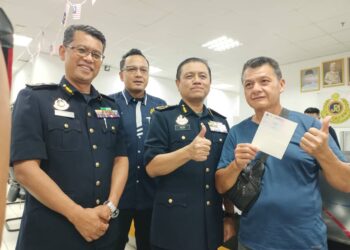 AEDY Fadly Ramli (tengah) melakukan tinjauan pelaksanaan cetakan fizikal slip pembaharuan lesen memandu dalam tempoh interim pendigitalan JPJ di Pejabat JPJ di UTC Perak di Ipoh hari ini. - UTUSAN