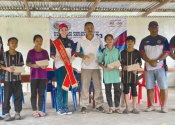 SEVERINUS Tukah (dua kanan) bersama pelajar yang terpilih dalam program Kampung Angkat di Kampung Buayan, Penampang.