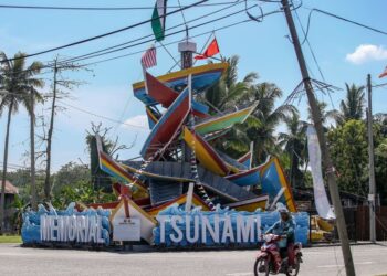 SEBUAH monumen menggunakan 26 buah bot milik penduduk yang rosak akibat tragedi tsunami masih teguh sebagai simbolik kepada kejadian yang berlaku di Kuala Muda, Kedah, pada 26 Disember 2004.- MINGGUAN/ SHAHIR NOORDIN