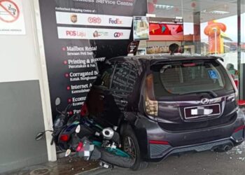 KERETA Perodua Myvi yang merempuh kedai serbaneka di sebuah stesen minyak gara-gara pemandunya mengalami kekejangan kaki di Taman Canning, Ipoh hari ini. - UTUSAN