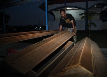 HASHIM Ahmad melakukan kerja-kerja membuat keranda sejak lebih 20 tahun di Masjid Saidina Abu Bakar, Kampung Seberang Ramai, Kuala Perlis.- UTUSAN/IZLIZAN OTHMAN