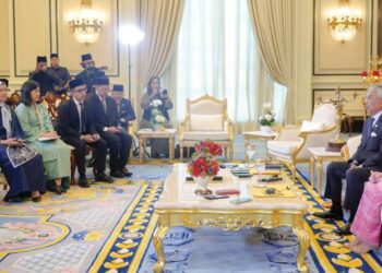 YANG di-Pertuan Agong, Al-Sultan Abdullah Ri’ayatuddin Al-Mustafa Billah Shah dan Raja Permaisuri Agong, Tunku Azizah Aminah Maimunah Iskandariah berkenan bertemu pengamal media pada sesi temubual di Istana Negara, baru-baru ini. – UTUSAN/FAUZI BAHARUDIN