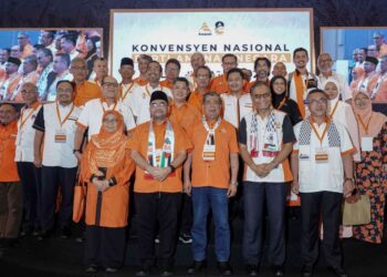 BARISAN kepemimpinan tertinggi Amanah bergambar selepas selesai pengumuman jawatankuasanya pada konvensyen parti itu di Klang, Selangor, hujung bulan lalu.