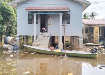 KAMPUNG Tersang, Rantau Panjang, Kelantan mula dilanda banjir sejak kelmarin. – UTUSAN/ROHANA ISMAIL