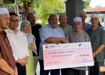 MOHD SABRI ( empat kiri) menyampaikan replika cek bernilai RM50,000 kepada Pengerusi Masjid Al Ikhwan Ayub   Daud di masjid itu baru-baru ini. - UTUSAN/SALEHUDIN MAT RASAD