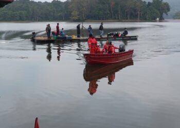 OPERASI mencari dan menyelamat mangsa lemas di Sungai Perak dekat Tasik Chenderoh, Sauk di Kuala Kangsar disambung hari ini. - UTUSAN/IHSAN JBPM