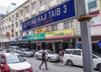 PEMANDANGAN di kawasan Lorong Haji Taib, Kuala Lumpur yang sudah jauh berubah berbanding 20 tahun lalu dengan keadaannya lebih selamat dan rancak dengan aktiviti perniagaan. - MINGGUAN/AMIR KHALID