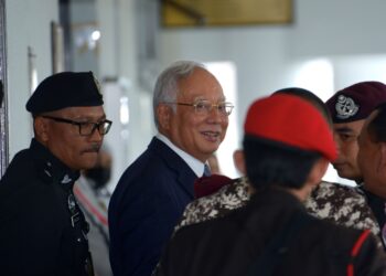 Bekas Perdana Menteri, Datuk Seri Najib Tun Razak ketika hadir bagi sambung bicara kes penyelewengan dana 1MDB di Mahkamah Tinggi Kuala Lumpur di sini hari ini. UTUSAN/SYAKIR RADIN