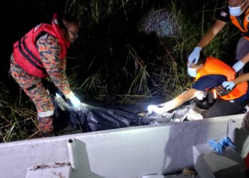 ANGGOTA bomba mengangkat naik dari bot mayat lelaki yang ditemukan terapung di lombong di Sungai Galah, Kampung Gajah dekat Pasir Salak hari ini. - UTUSAN/IHSAN JBPM