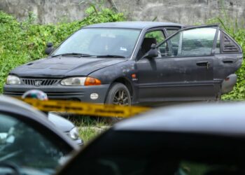 KERETA yang ditemukan mayat seorang lelaki di dalamnya di  Jalan Pasir Puteh, Ipoh hari ini. - UTUSAN/MUHAMAD NAZREEN SYAH MUSTHAFA