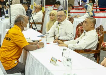 SAARANI Mohamad (kanan) mendengar aduan rakyat pada program Hari Bertemu Pelanggan di Stadium Indera Mulia di sini hari ini. - UTUSAN/MUHAMAD NAZREEN SYAH MUSTHAFA