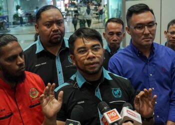 HISHAMUDDIN Hashim bercakap kepada pemberita selepas tujuh mangsa rakyat Malaysia selamat tiba di Balai Ketibaan KLIA. - UTUSAN/FAISOL MUSTAFA