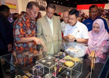 EXCO Negeri Selangor, Borhan Aman Shah bersama Misbun Sidek dan Datuk Seri Mohd. Jalani Sidek melawat pameran anak-anak Sidek di Muzium Sultan Alam Shah, semalam. – UTUSAN/SADDAM YUSOFF