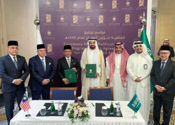 MOHD. Na'im Mokhtar (dua kiri) pada majlis menandatangani Memorandum Aturan Urusan Haji 1445H/2024 di Jeddah, Arab Saudi.