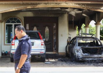 KEADAAN kereta Ngeh Koo Ham yang terbakar dipercayai akibat dibaling bom petrol di kediamannya di Ayer Tawar dekat Beruas hari ini. - UTUSAN//MUHAMAD NAZREEN SYAH MUSTHAFA