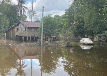 KEADAAN Kampung Tersang, Rantau Panjang, Kelantan yang masih ditenggelami banjir termenung-UTUSAN/YATIMIN ABDULLAH