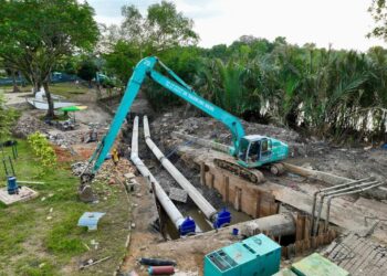 Kerja-kerja sambungan dua paip baharu 600mm masih dijalankan bagi menggantikan paip 1,350mm di Sungai Perai.