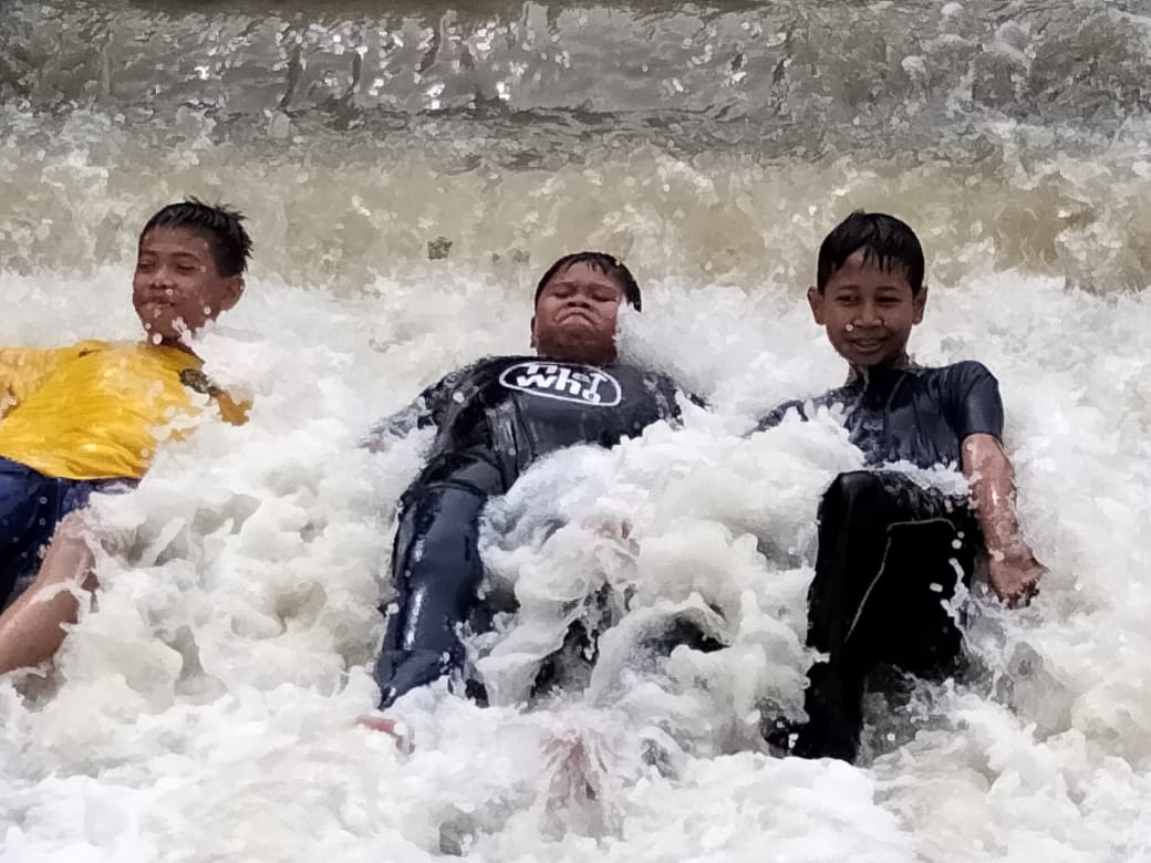 Kanak-kanak teruja mandi-manda di ‘air terjun’ semula jadi