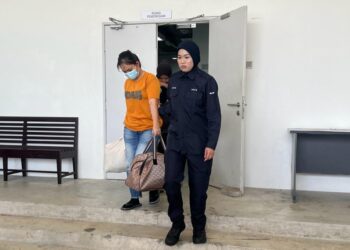 TERTUDUH dibawa keluar dari Kompleks Mahkamah Kangar, Perlis hari ini selepas menghadapi pertuduhan menyembunyikan kelahiran bayinya pada 21 Disember lalu. -UTUSAN/ASYRAF MUHAMMAD