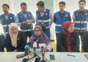 SAIRA (tengah) ketika sidang akhbar di pejabat JPV negeri, Jalan Bukit Tengah, petang tadi.