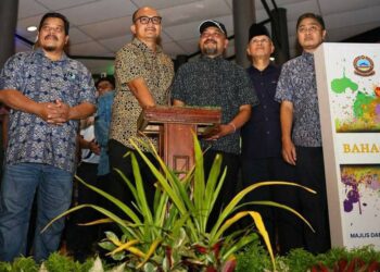 ABDUL Gafar Yahya (tiga dari kanan) dalam majlis pelancaran Majlis Baling Bercahaya di persisiran Sungai Ketil, Baling.