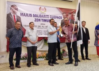 ADNAN Mat dalam Majlis Solidariti CUEPACS Zon Timur  di sini, malam tadi.