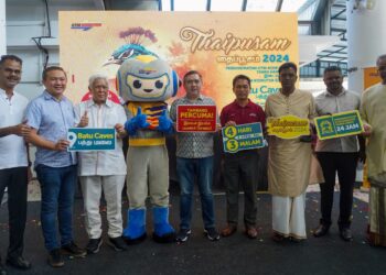 ANTHONY Loke (tengah) selepas sidang akhbar pengumuman perkhidmatan KTM Komuter empat hari tiga malam sempena Thaipusam di Stesen KTM Batu Caves, semalam. – MINGGUAN/SHIDDIEQIIN ZON