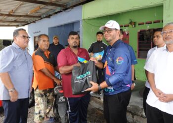 ZULKIFLI Hasan menyampaikan sumbangan kepada mangsa banjir di Ulu Tiram, Johor, hari ini.