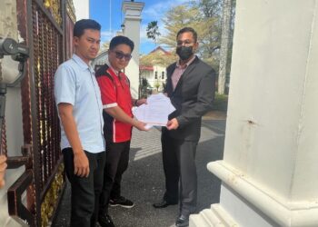 MOHD Nor Izzat Mohd Johari (dua dari kanan) menyerahkan warkah memorandum rakyat kepada wakil Istana Arau bagi menyatakan kebimbangan terhadap pentadbiran kerajaan pada masa kini. -UTUSAN/ASYRAF MUHAMMAD.