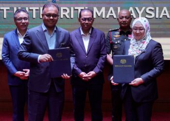 MOHAMED Khaled Nordin (tengah) menyaksikan pertukaran MoU antara Ketua Setiausaha Kementerian Pertahanan, Datuk Seri Isham Ishak (dua kiri) dan Presiden dan Ketua Pegawai Eksekutif IIM, Datuk Nor Yahati Awang (kanan) di Wisma Pertahanan, Kuala Lumpur, hari ini. 
Turut serta  Timbalan Menteri Pertahanan, Adly Zahari (kiri) dan Panglima Angkatan Tentera Jeneral Tan Sri Mohammad Ab. Rahman (dua kanan). -UTUSAN/FAUZI BAHARUDIN