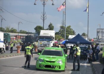 JABATAN Pengangkutan Jalan (JPJ) bersama Kementerian Pelancongan, Seni dan Budaya (MOTAC) melaksanakan Ops Khas Kenderaan dan Premis Pelancongan di Bulatan Padang Besar, Perlis bagi mengesan pihak yang menyalahgunakan Lesen Kenderaan Motor (LKM). - UTUSAN/ASYRAF MUHAMMAD