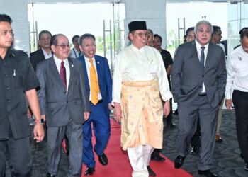 DOUGLAS Uggah Embas (dua dari kiri) menyambut ketibaan  Abang Johari Tun Openg (tengah) di Majlis Amanat Perdana 2024 Perkhidmatan Awam Sarawak di Kuching, Sarawak hari ini.